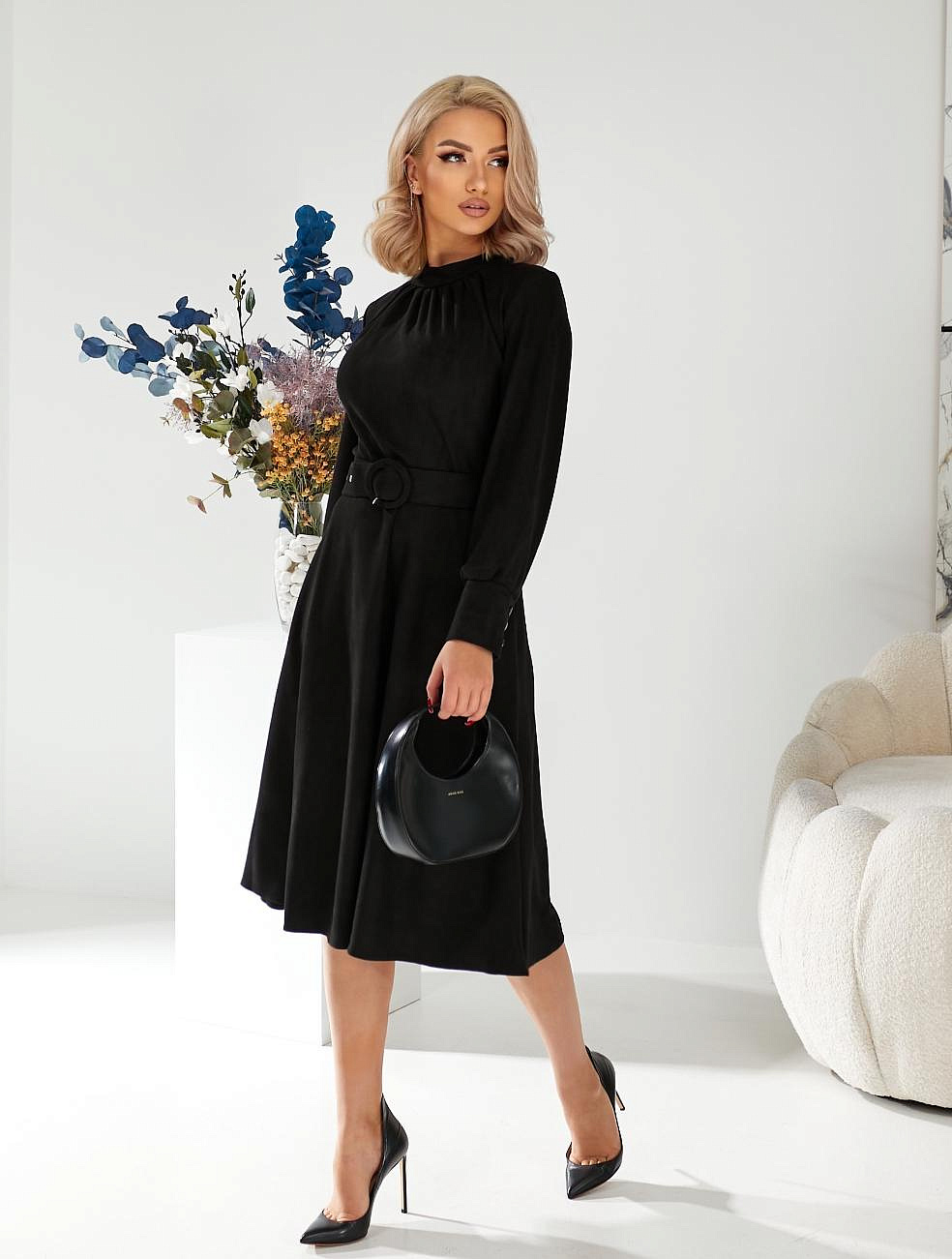 Женское платье со стойкой и пышными рукавами