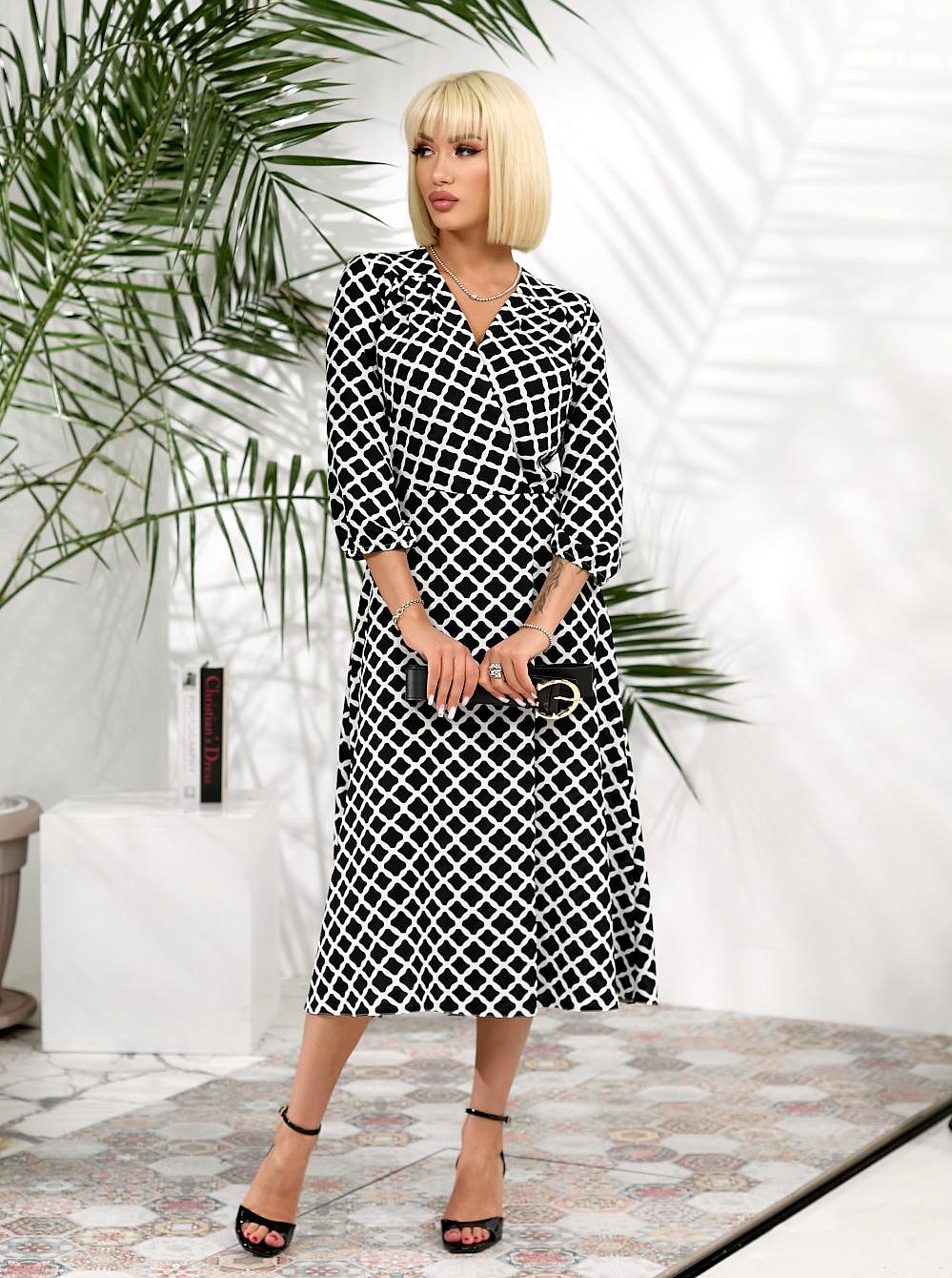 Женское платье на запах с контрастным поясом