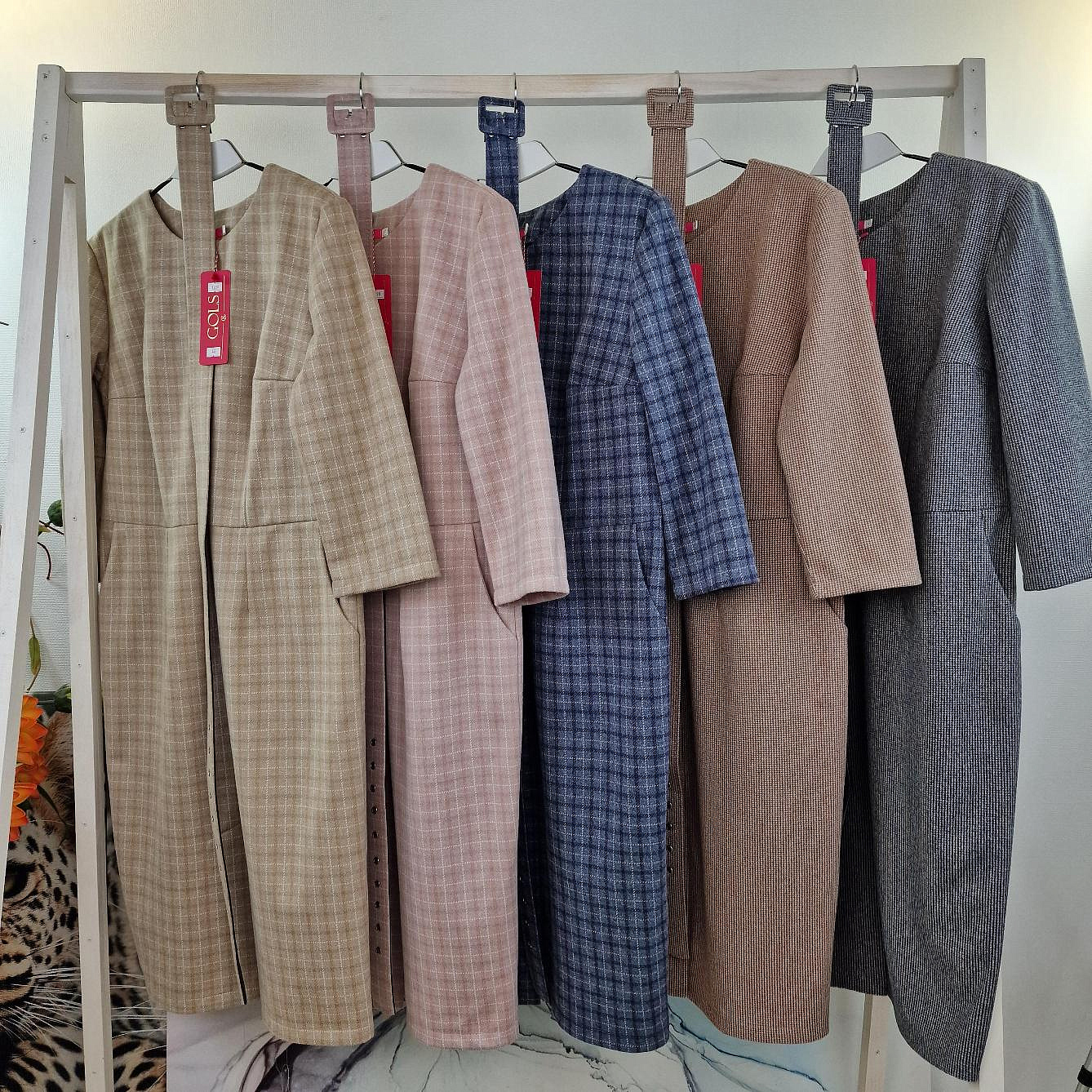 Женское платье теплое с разрезом впереди