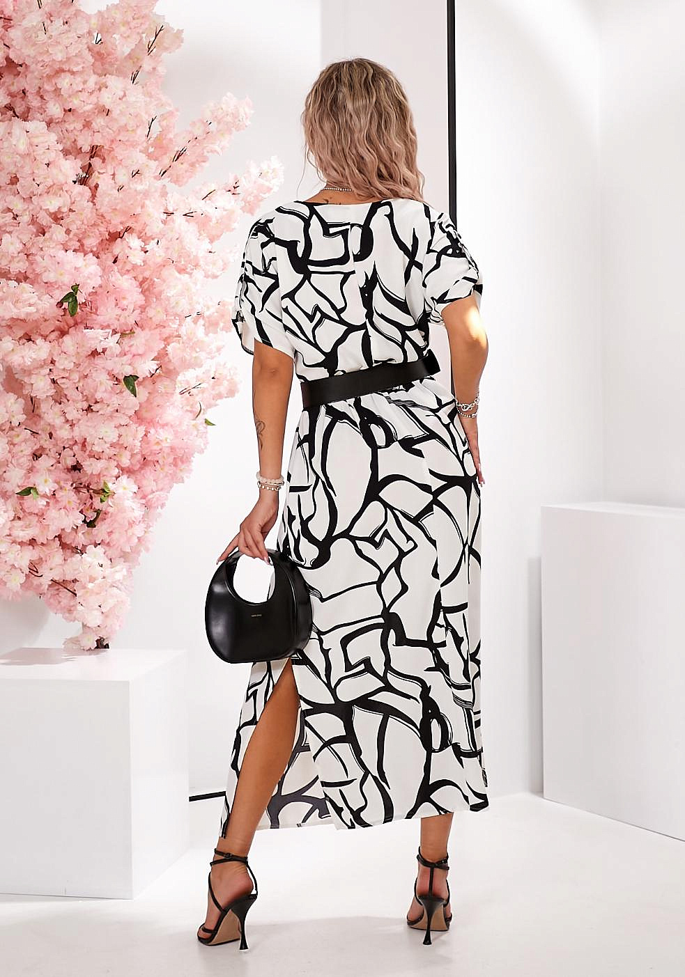 Женское платье со спущенным рукавом и патиками