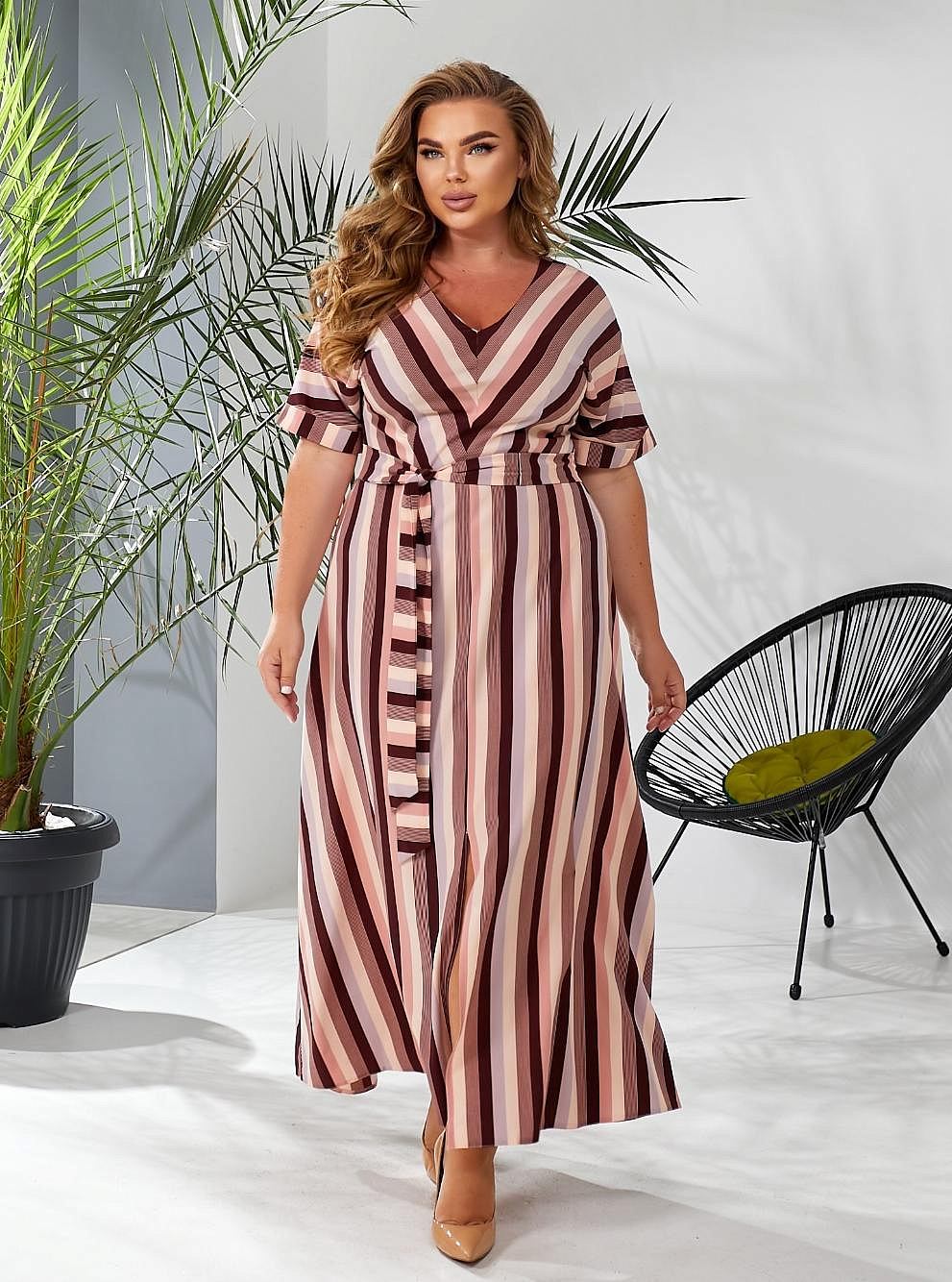 Женское платье длинное в полоску с разрезом впереди